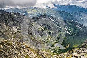 Pohled z pak Jahnaciho štítu ve slovenských Vysokých Tatrách.